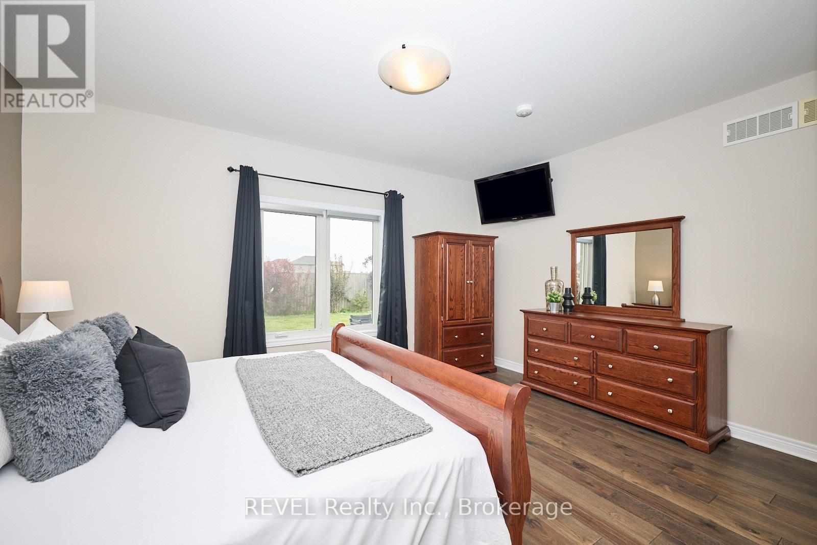 5 Cinnamon Street, Thorold (Rolling Meadows), ON - Indoor Photo Showing Bedroom