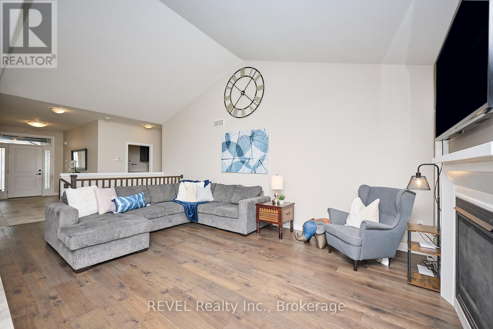 5 Cinnamon Street, Thorold (Rolling Meadows), ON - Indoor Photo Showing Living Room With Fireplace