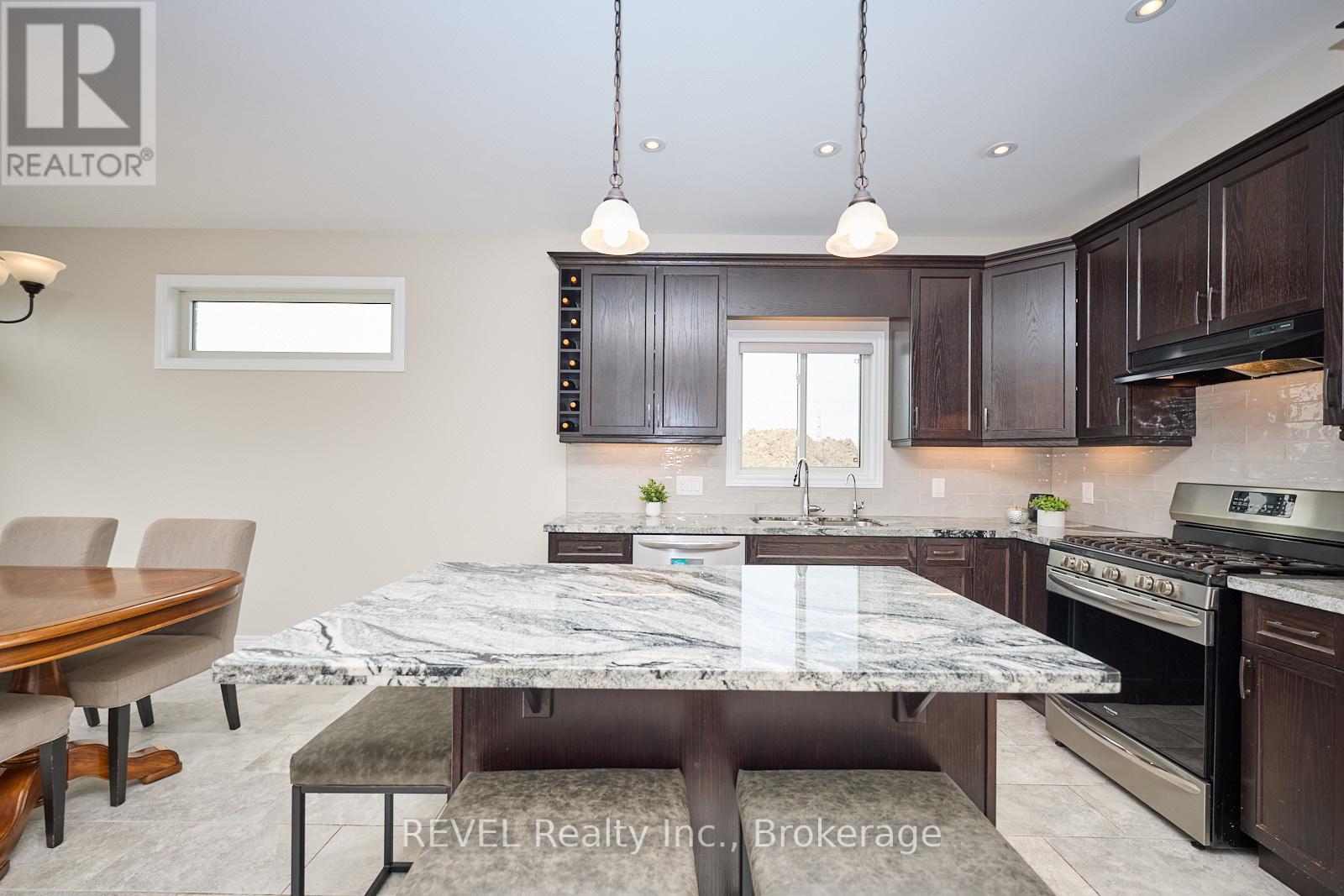 5 Cinnamon Street, Thorold (Rolling Meadows), ON - Indoor Photo Showing Kitchen With Upgraded Kitchen