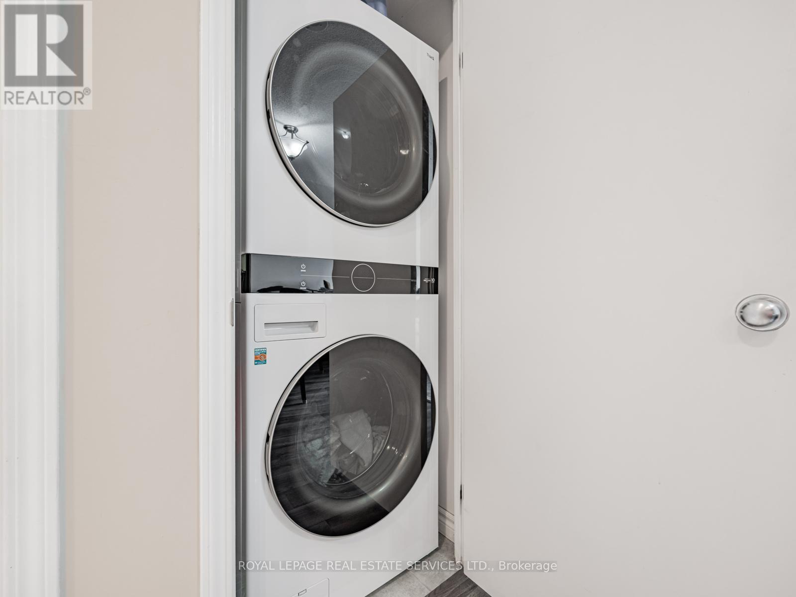 1029 - 600 Queens Quay W, Toronto, ON - Indoor Photo Showing Laundry Room