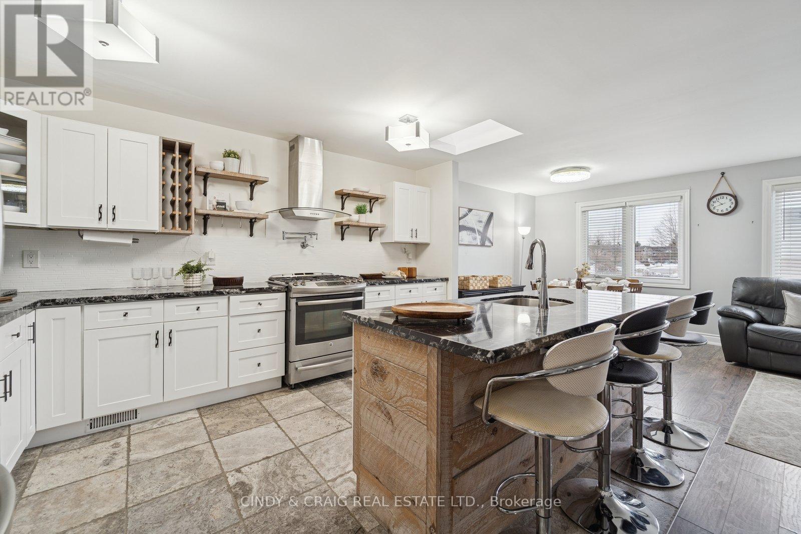 7 Empire Crescent, Clarington, ON - Indoor Photo Showing Kitchen