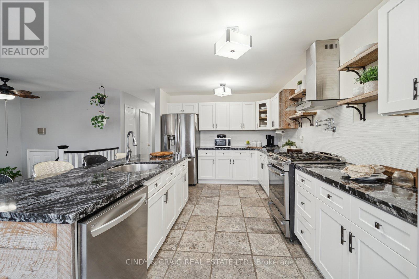 7 Empire Crescent, Clarington, ON - Indoor Photo Showing Kitchen With Upgraded Kitchen