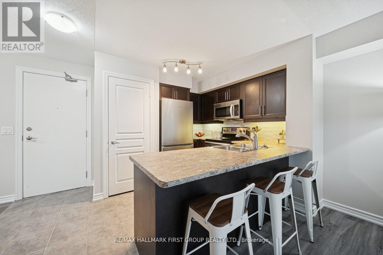 406 - 1600 Charles Street, Whitby, ON - Indoor Photo Showing Kitchen