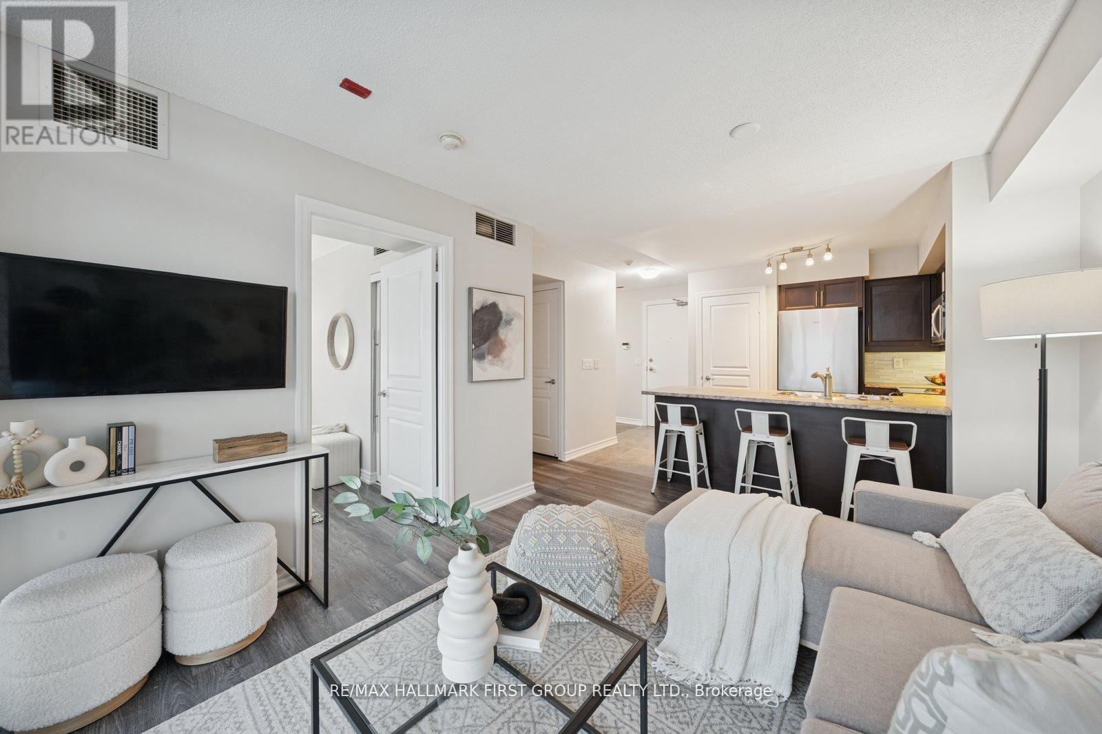 406 - 1600 Charles Street, Whitby, ON - Indoor Photo Showing Living Room