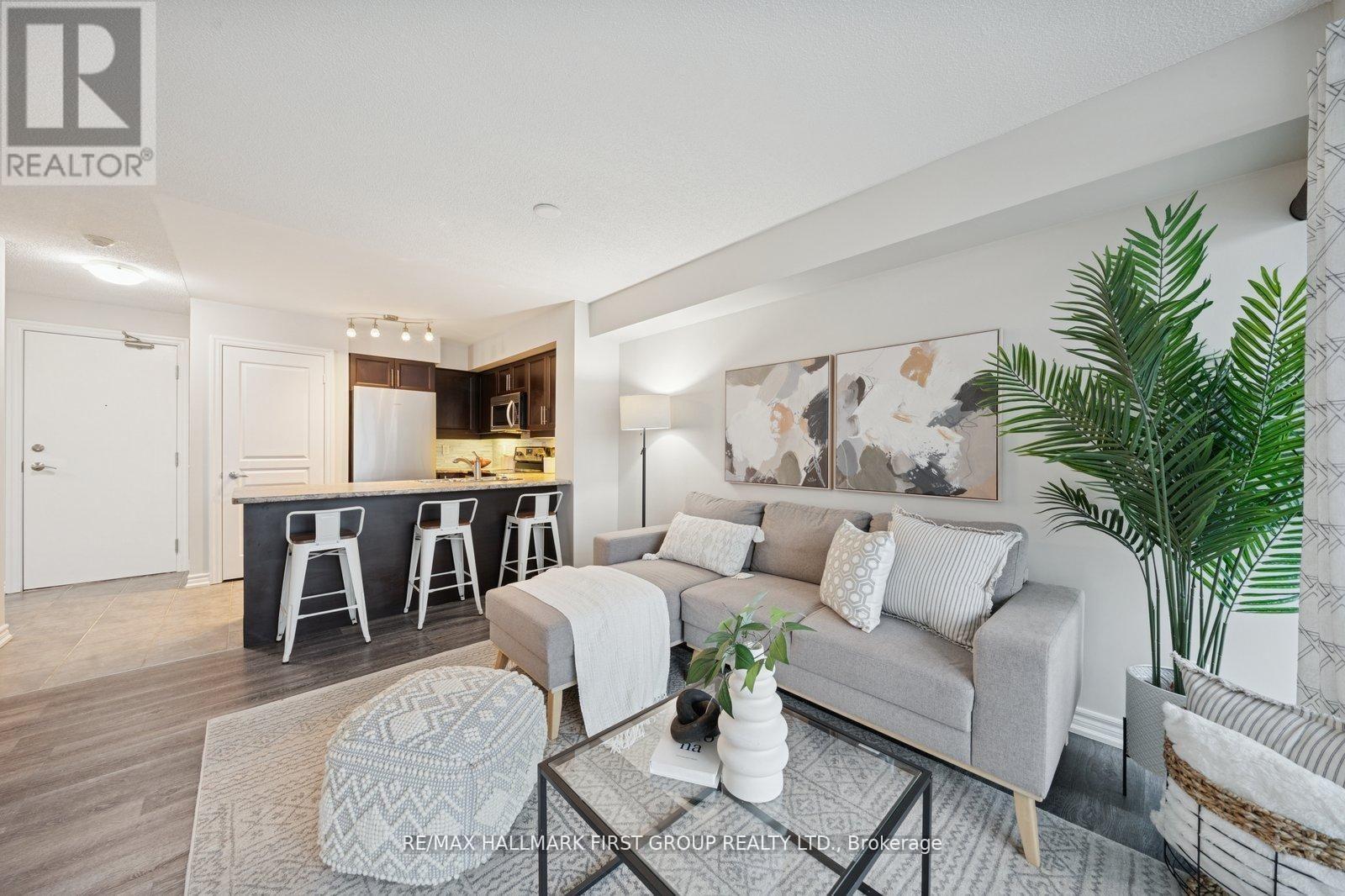 406 - 1600 Charles Street, Whitby, ON - Indoor Photo Showing Living Room