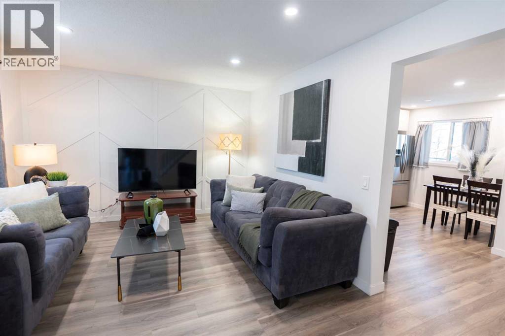 6223 Penedo Way Se, Calgary, AB - Indoor Photo Showing Living Room