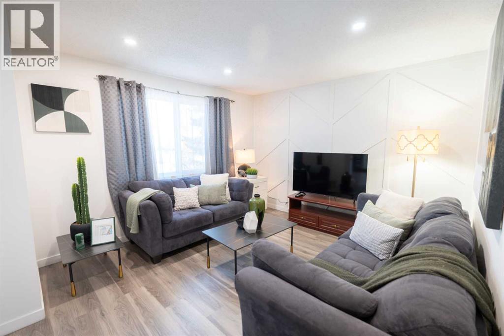 6223 Penedo Way Se, Calgary, AB - Indoor Photo Showing Living Room