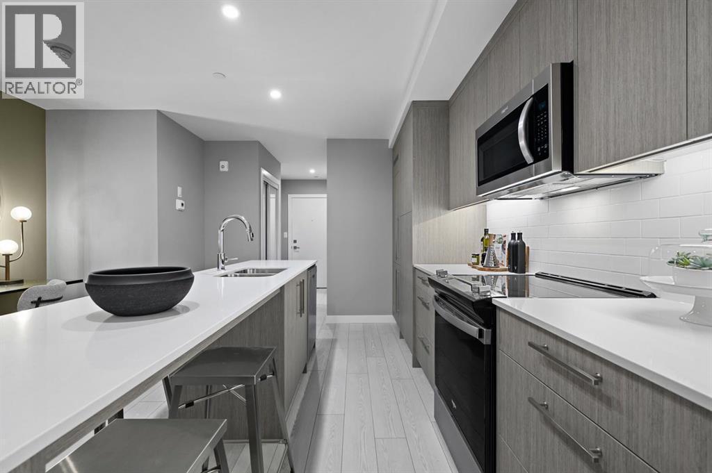 213, 310 15 Avenue Sw, Calgary, AB - Indoor Photo Showing Kitchen With Upgraded Kitchen