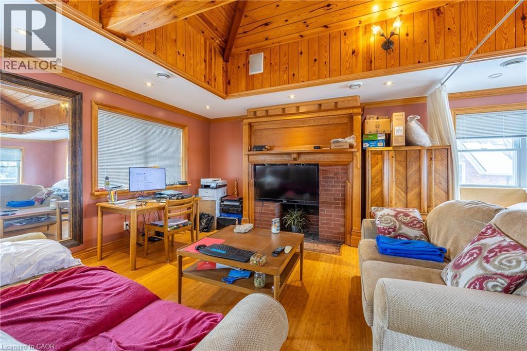 401 Main Street, Port Dover, ON - Indoor Photo Showing Living Room