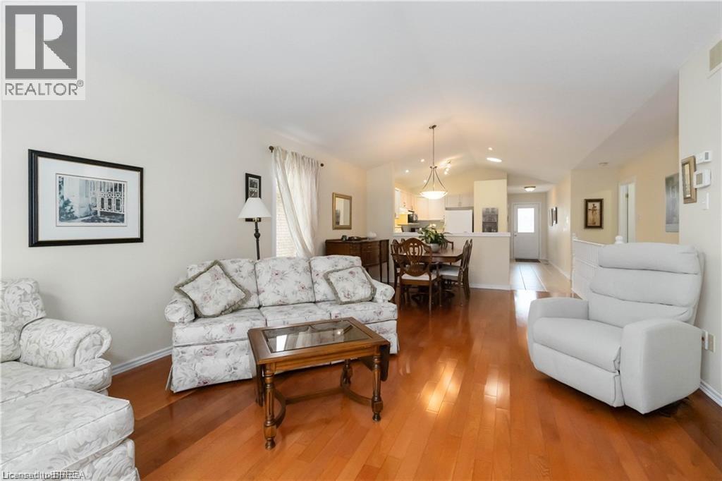 54 Glenwood Drive Unit# 15, Brantford, ON - Indoor Photo Showing Living Room