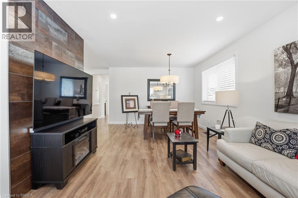 30 Allanton Boulevard, Brantford, ON - Indoor Photo Showing Living Room