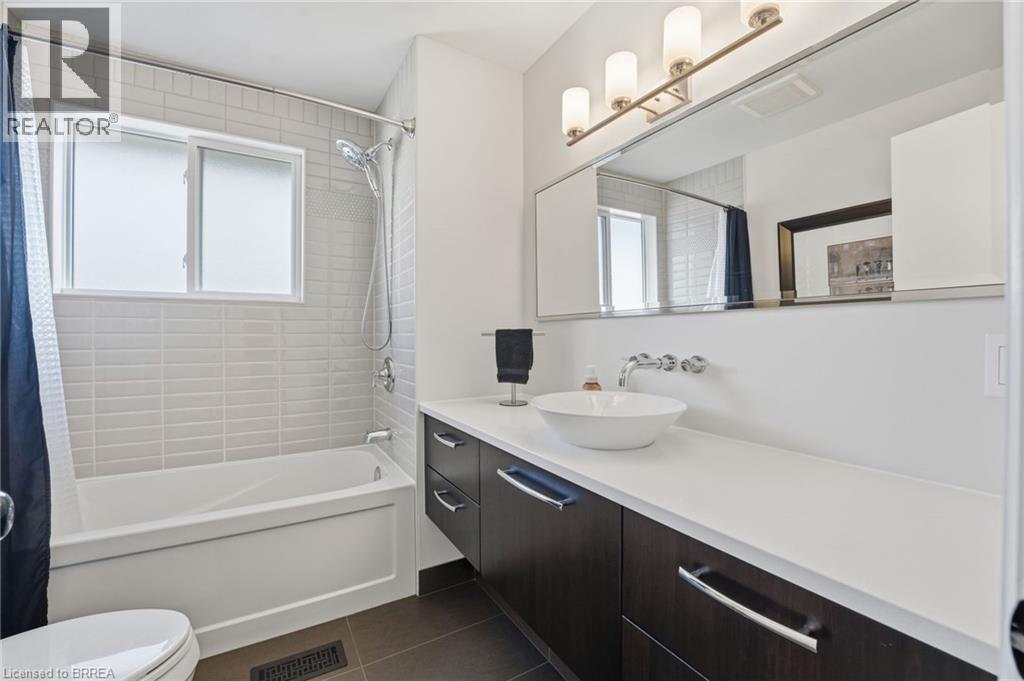 30 Allanton Boulevard, Brantford, ON - Indoor Photo Showing Bathroom