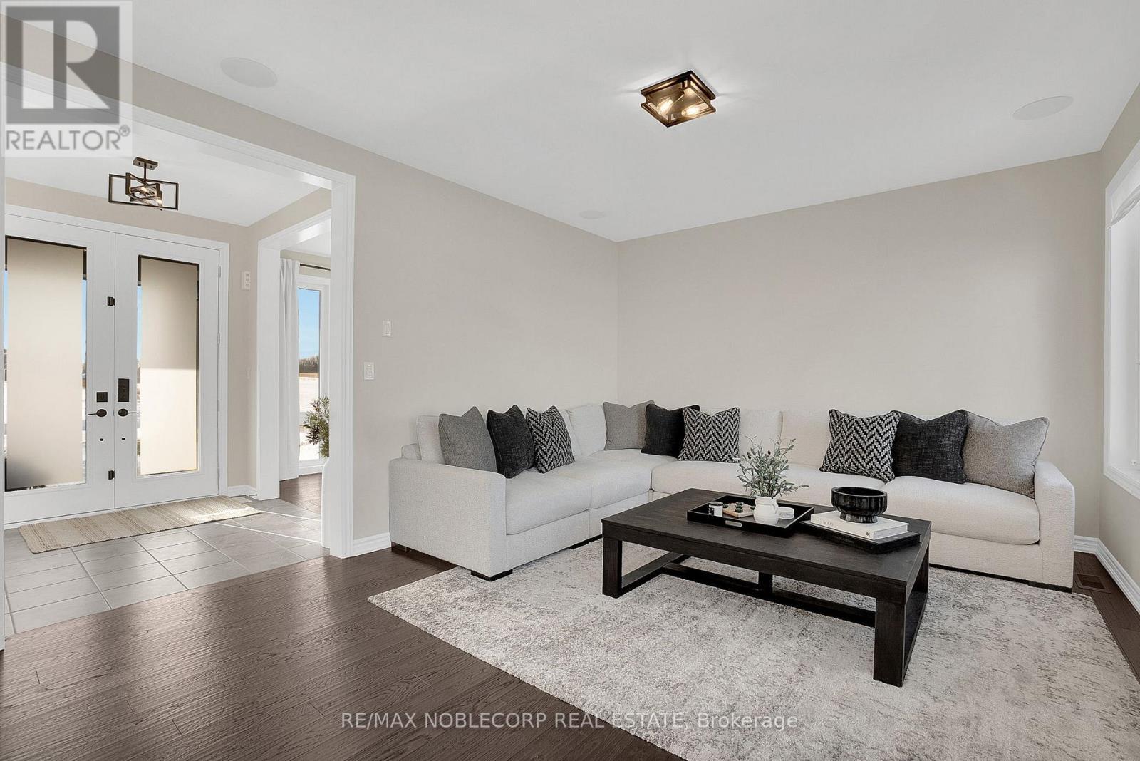 36 Felhazi Trail, Essa, ON - Indoor Photo Showing Living Room