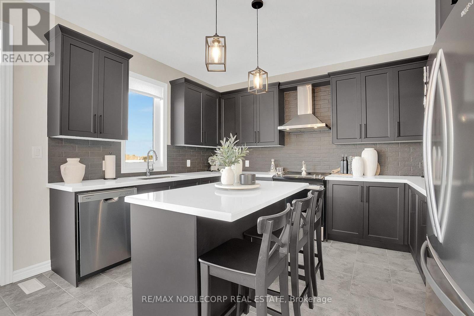 36 Felhazi Trail, Essa, ON - Indoor Photo Showing Kitchen With Upgraded Kitchen