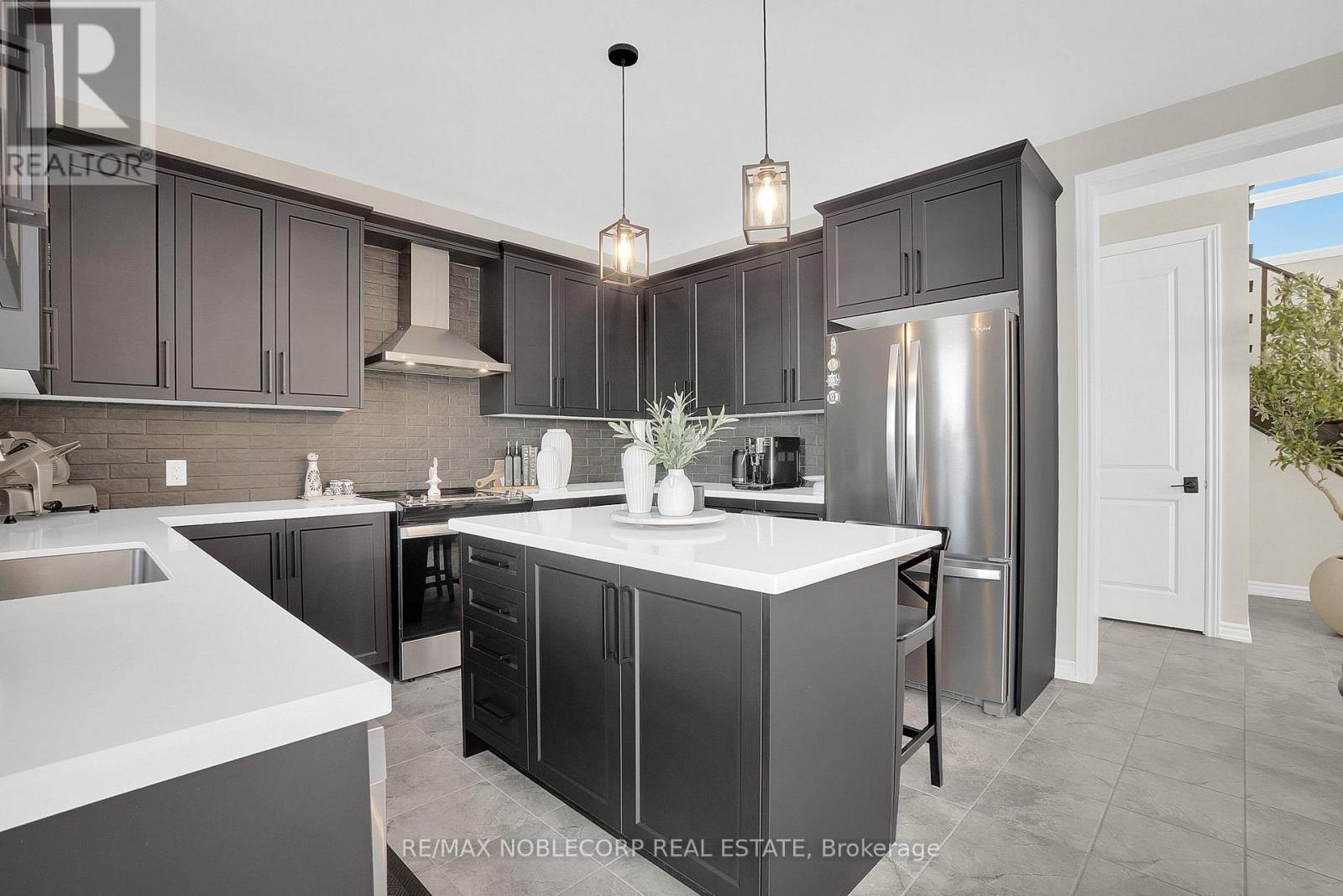 36 Felhazi Trail, Essa, ON - Indoor Photo Showing Kitchen With Upgraded Kitchen