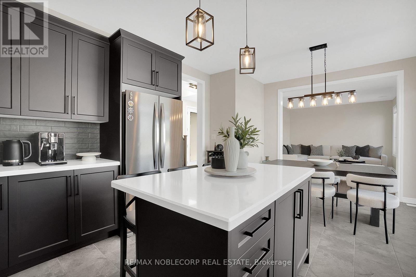 36 Felhazi Trail, Essa, ON - Indoor Photo Showing Kitchen With Upgraded Kitchen