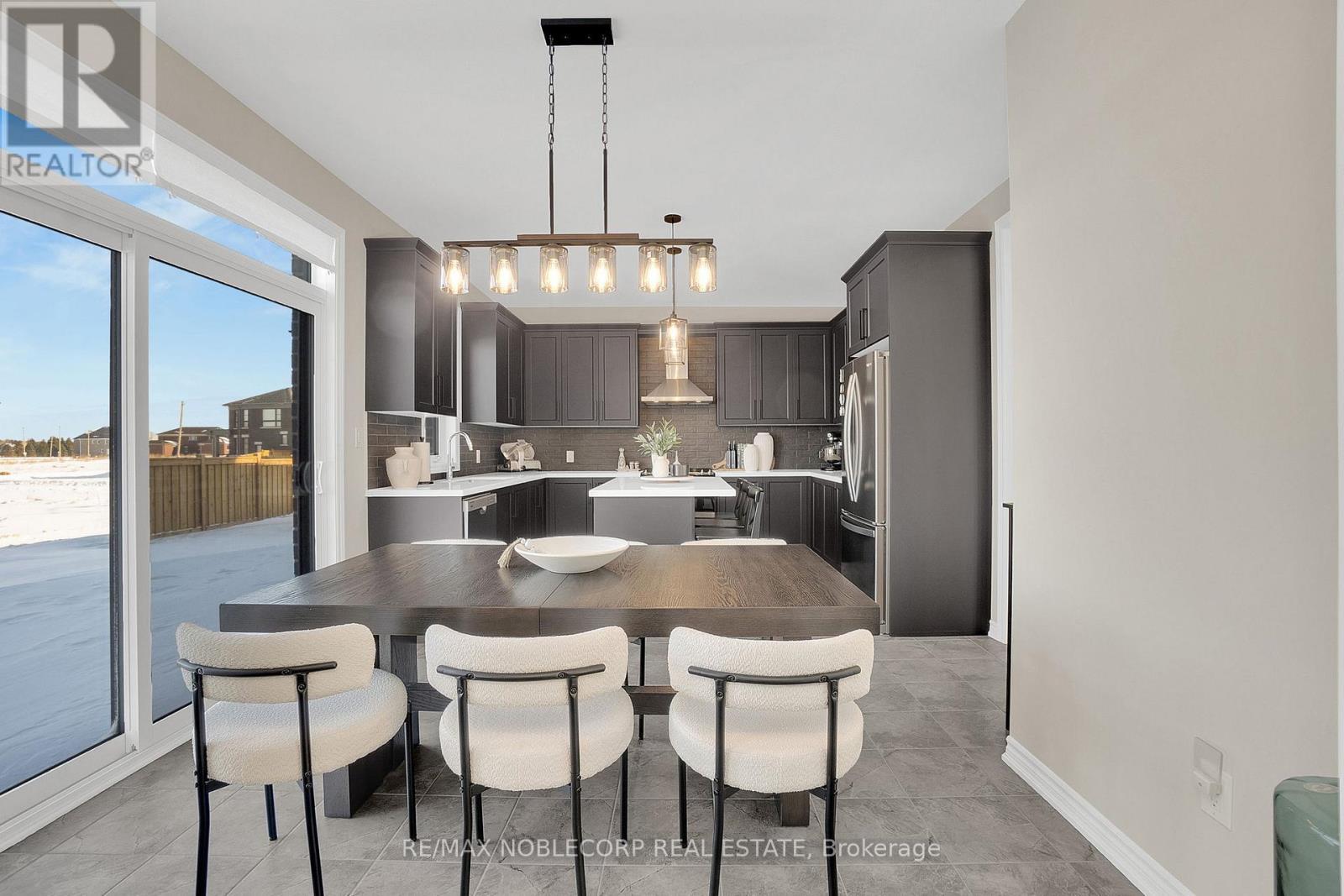 36 Felhazi Trail, Essa, ON - Indoor Photo Showing Dining Room