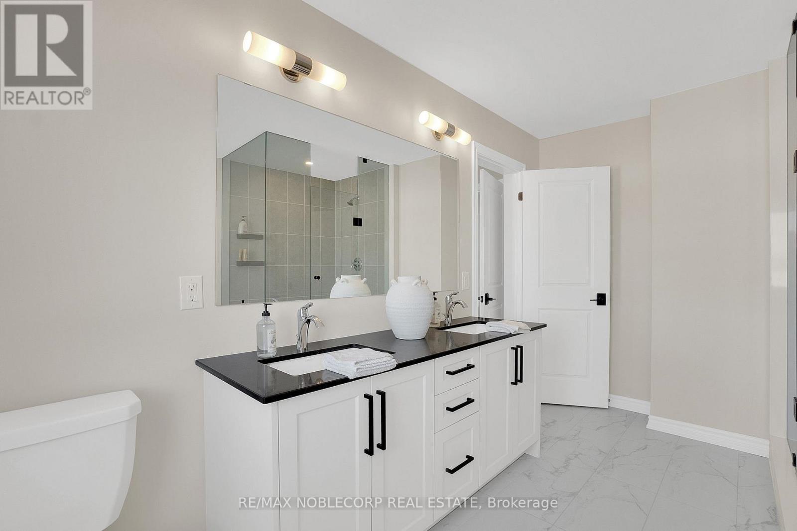 36 Felhazi Trail, Essa, ON - Indoor Photo Showing Bathroom