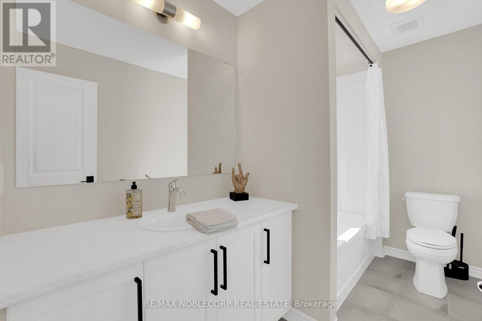 36 Felhazi Trail, Essa, ON - Indoor Photo Showing Bathroom