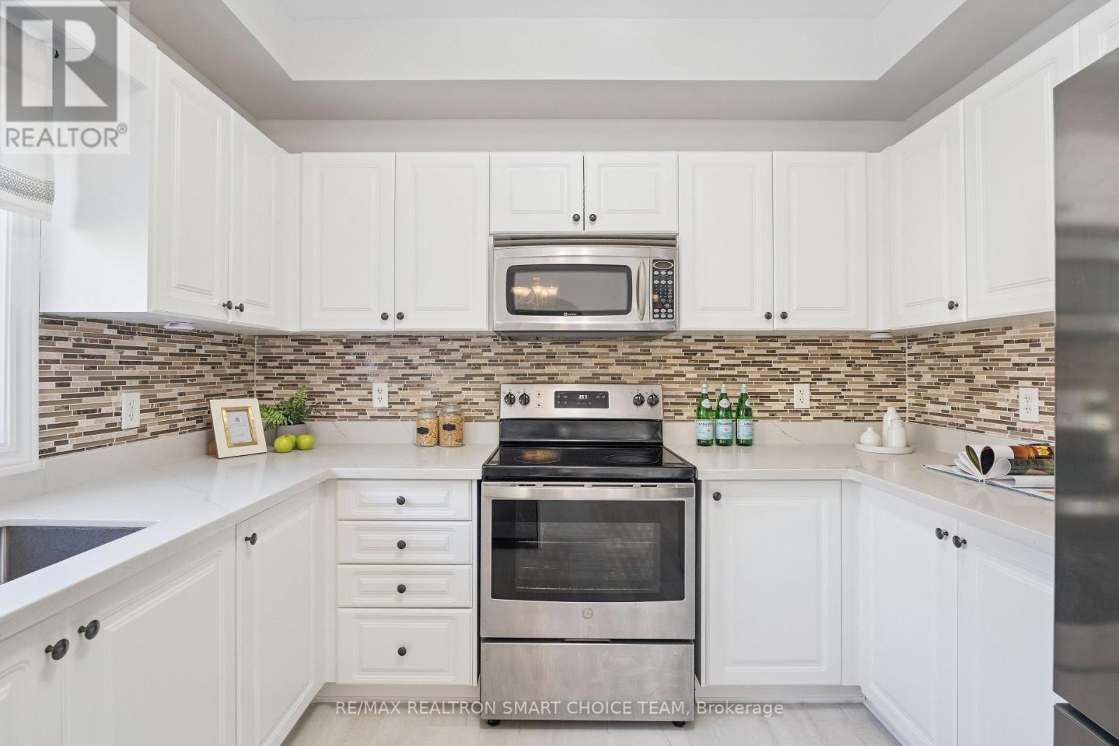 117 Miller Drive, Barrie, ON - Indoor Photo Showing Kitchen With Upgraded Kitchen