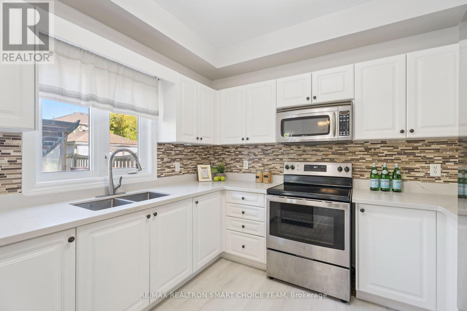 117 Miller Drive, Barrie, ON - Indoor Photo Showing Kitchen With Double Sink With Upgraded Kitchen