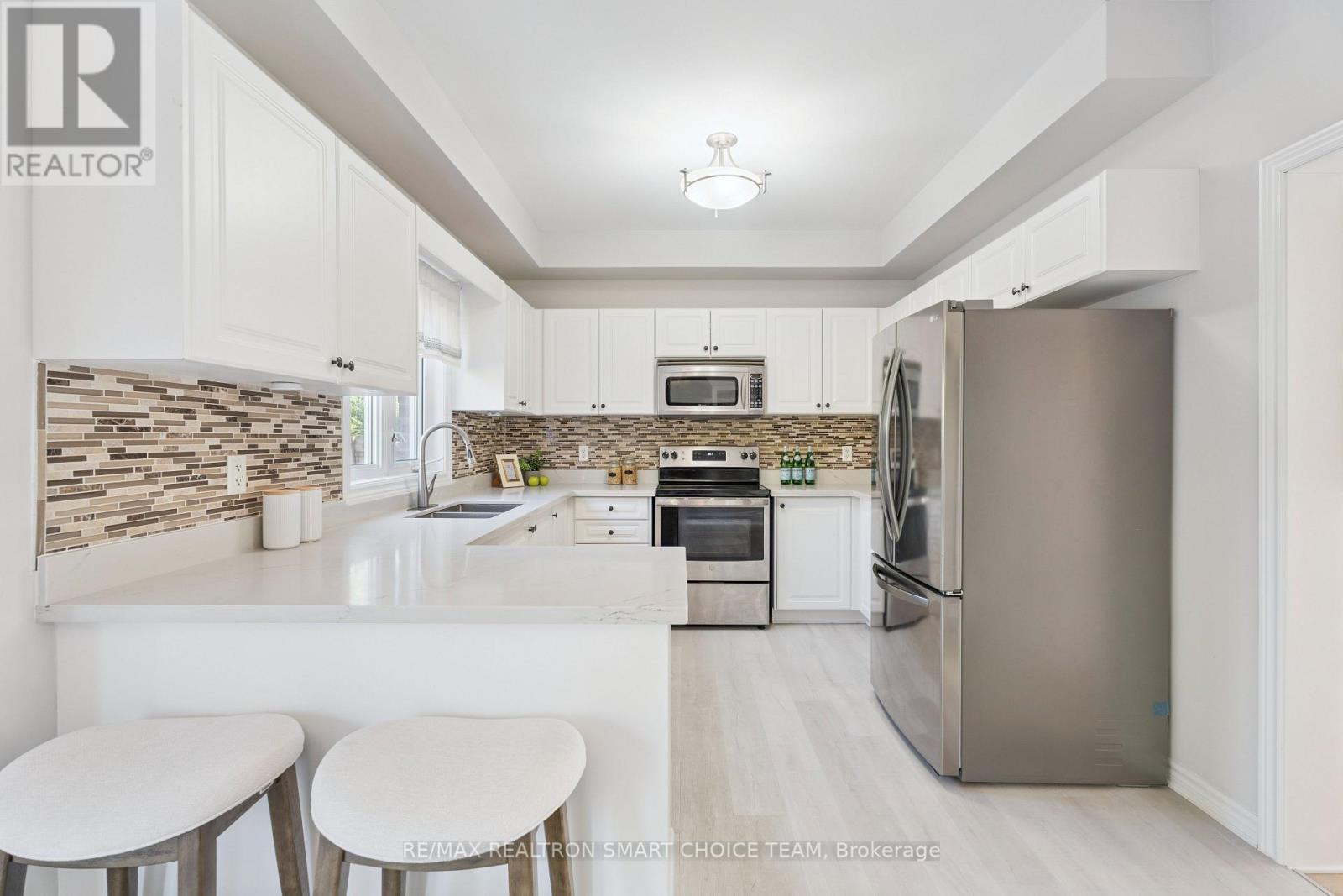 117 Miller Drive, Barrie, ON - Indoor Photo Showing Kitchen With Double Sink With Upgraded Kitchen