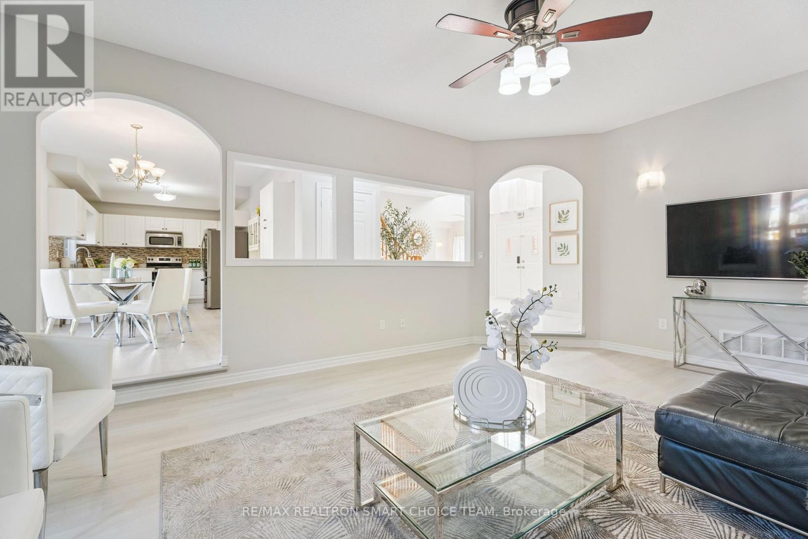 117 Miller Drive, Barrie, ON - Indoor Photo Showing Living Room