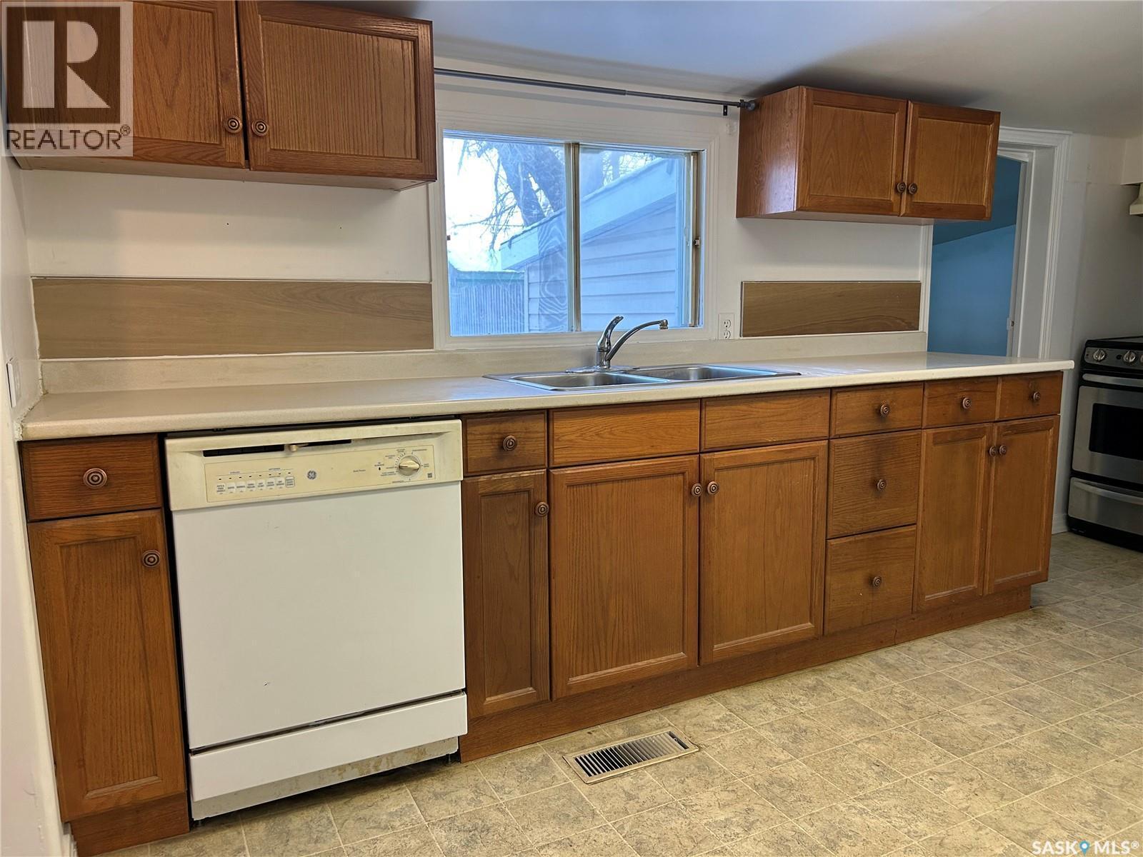 605 2Nd Street, Estevan, SK - Indoor Photo Showing Kitchen With Double Sink