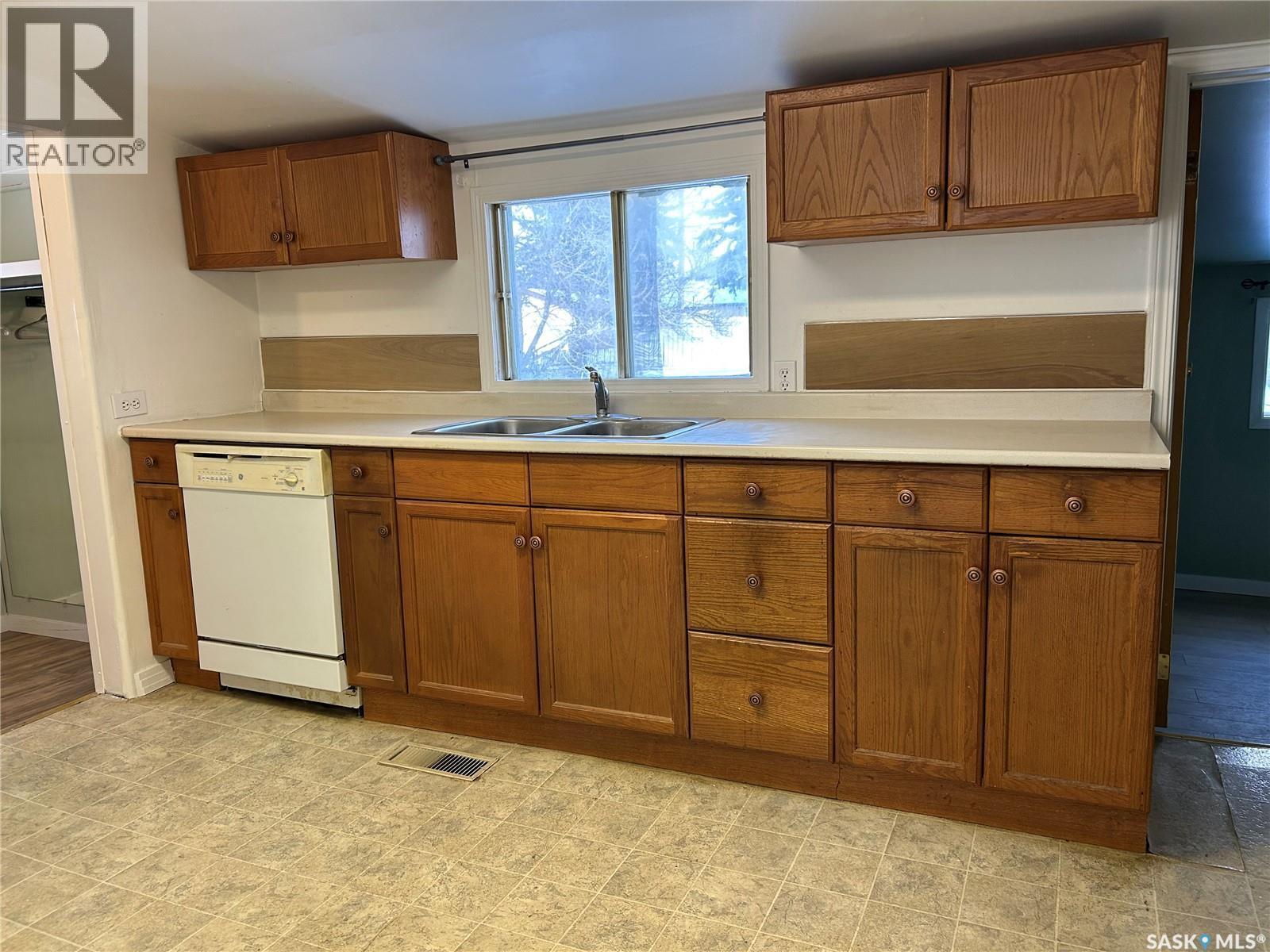 605 2Nd Street, Estevan, SK - Indoor Photo Showing Kitchen With Double Sink