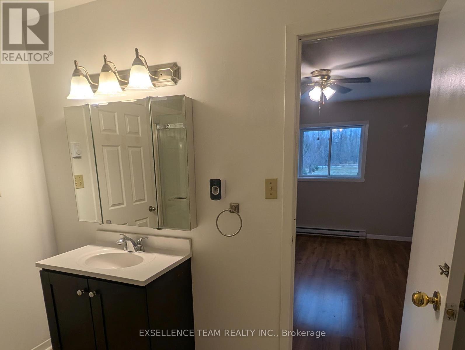 A&B - 2153 Pitt Street, Cornwall, ON - Indoor Photo Showing Bathroom