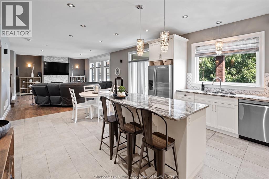 225 Elsworth, Lasalle, ON - Indoor Photo Showing Kitchen With Upgraded Kitchen