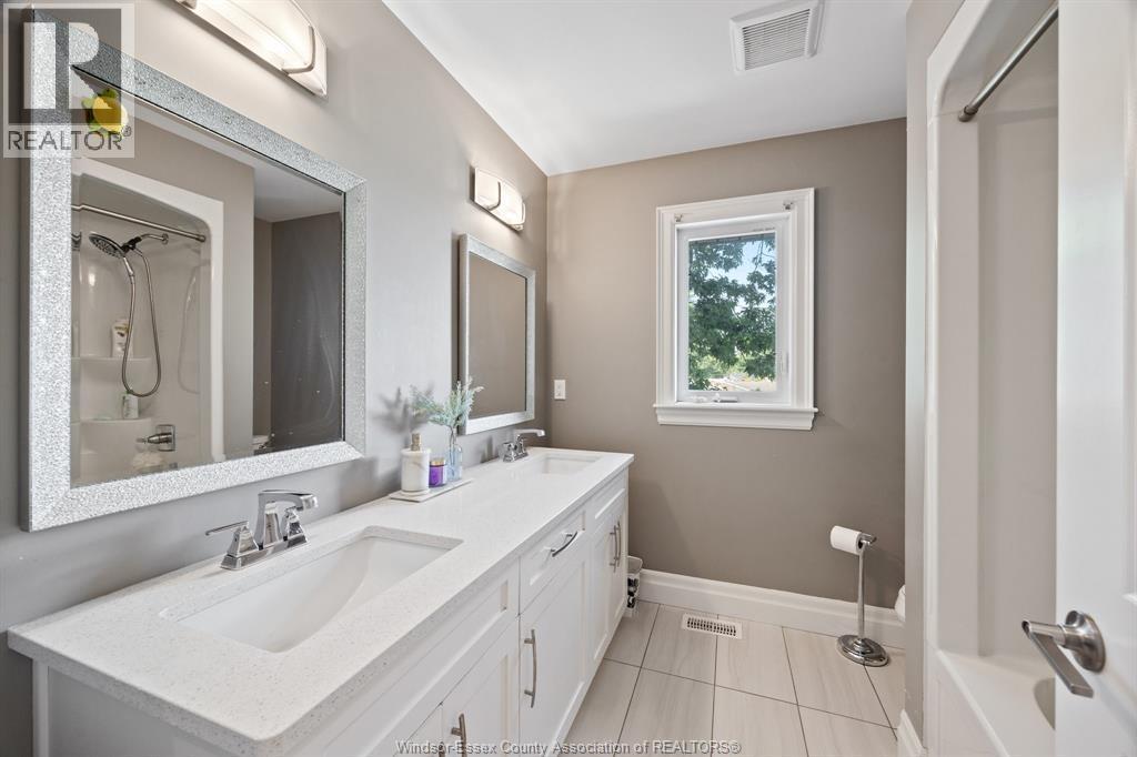 225 Elsworth, Lasalle, ON - Indoor Photo Showing Bathroom