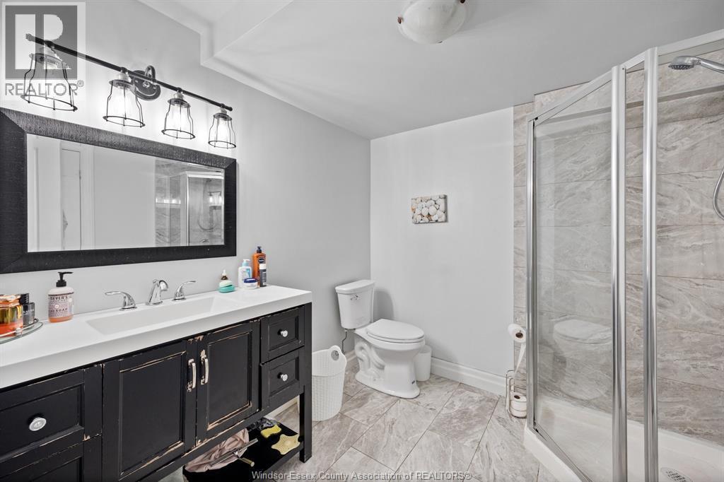 225 Elsworth, Lasalle, ON - Indoor Photo Showing Bathroom