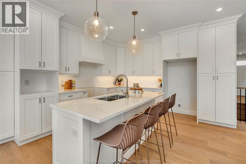 76 Belleview Drive, Kingsville, ON - Indoor Photo Showing Kitchen With Double Sink With Upgraded Kitchen