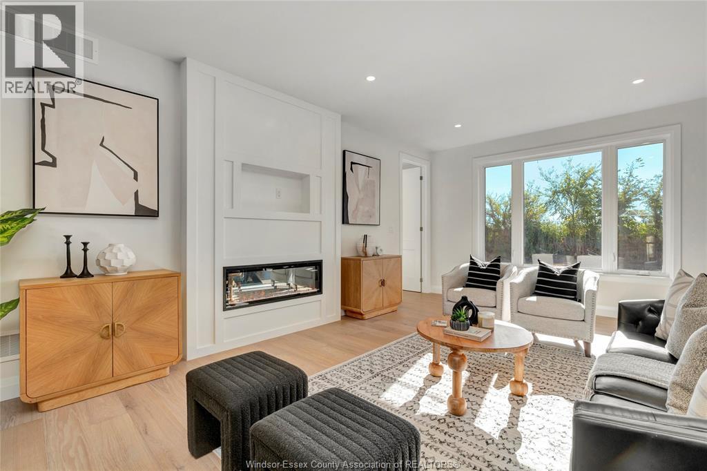 76 Belleview Drive, Kingsville, ON - Indoor Photo Showing Living Room With Fireplace