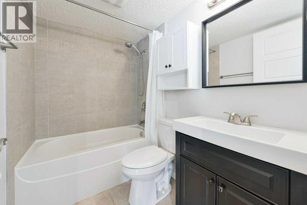 204, 2220 16A Street Sw, Calgary, AB - Indoor Photo Showing Bathroom