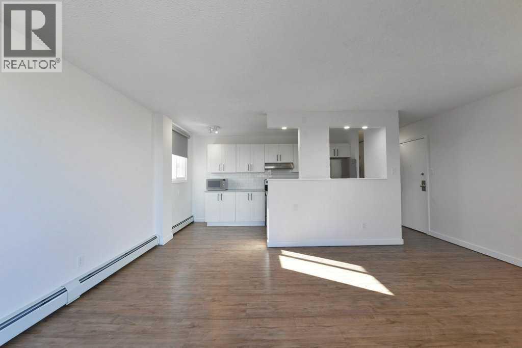 204, 2220 16A Street Sw, Calgary, AB - Indoor Photo Showing Kitchen
