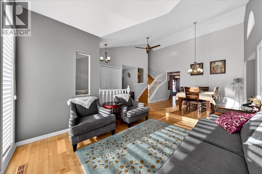 livingroom - 137 Woodbrook Road Sw, Calgary, AB - Indoor Photo Showing Living Room