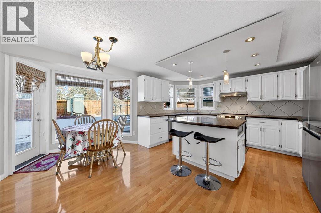 kitchen - 137 Woodbrook Road Sw, Calgary, AB - Indoor