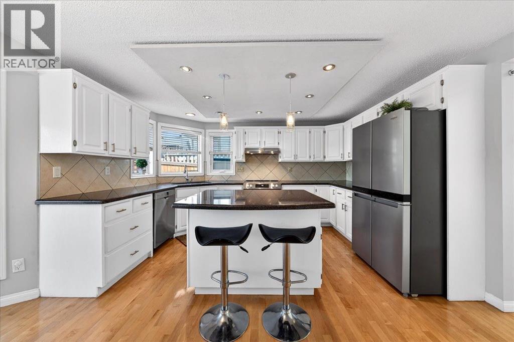 kitchen - 137 Woodbrook Road Sw, Calgary, AB - Indoor Photo Showing Kitchen With Stainless Steel Kitchen With Upgraded Kitchen