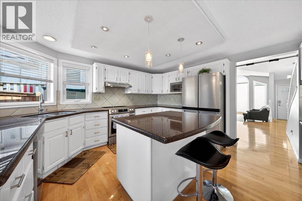 kitchen - 137 Woodbrook Road Sw, Calgary, AB - Indoor Photo Showing Kitchen With Stainless Steel Kitchen With Upgraded Kitchen
