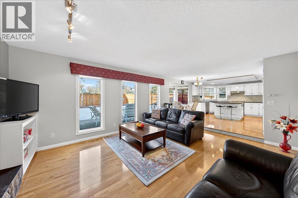 family room - 137 Woodbrook Road Sw, Calgary, AB - Indoor Photo Showing Living Room