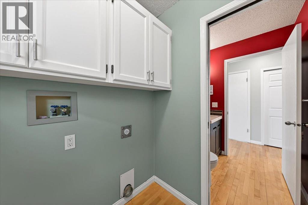 main floor bath - 137 Woodbrook Road Sw, Calgary, AB - Indoor Photo Showing Other Room