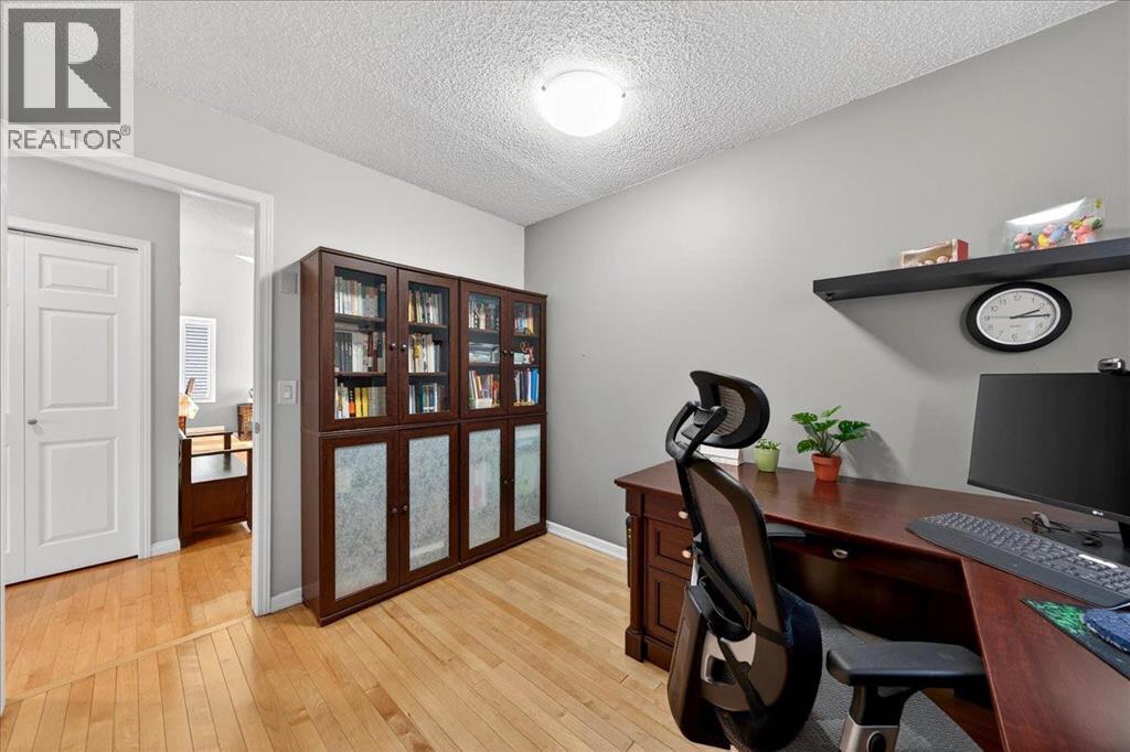 den/office - 137 Woodbrook Road Sw, Calgary, AB - Indoor Photo Showing Office