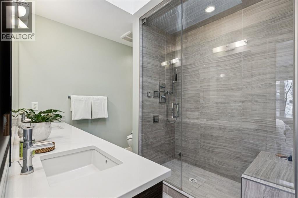 2924 15 Street Sw, Calgary, AB - Indoor Photo Showing Bathroom