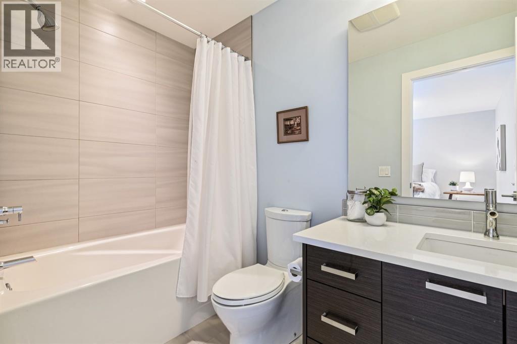 2924 15 Street Sw, Calgary, AB - Indoor Photo Showing Bathroom
