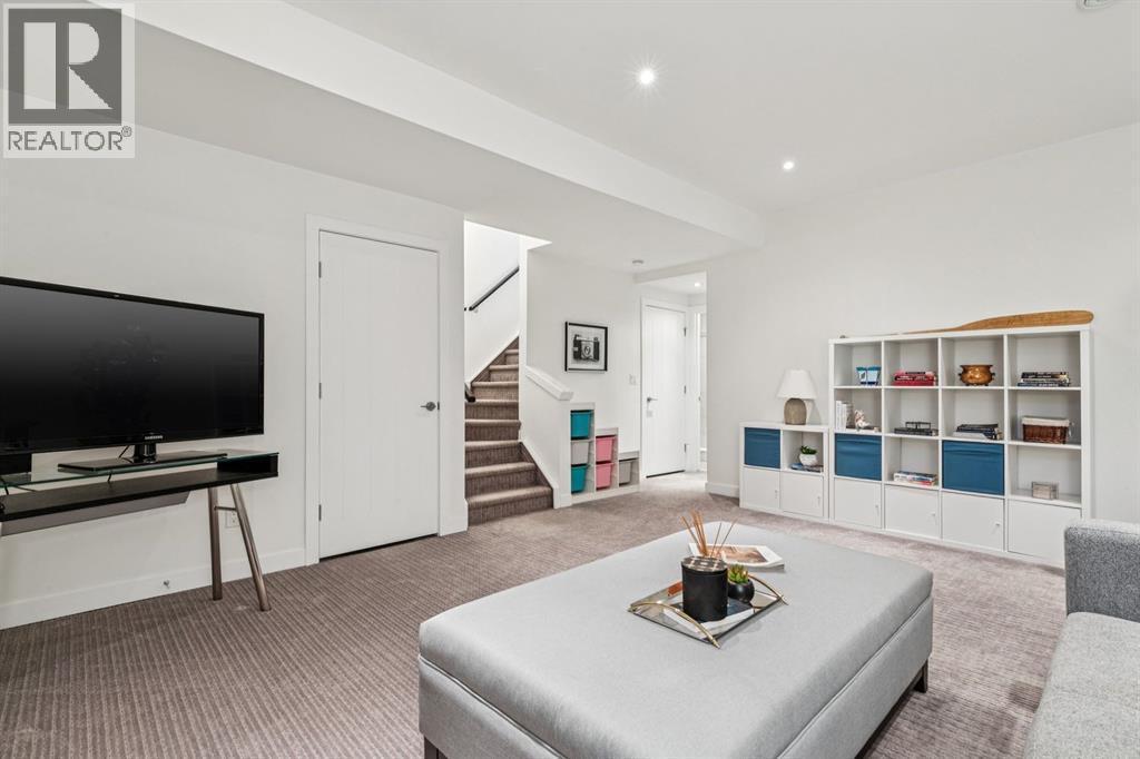 2924 15 Street Sw, Calgary, AB - Indoor Photo Showing Other Room