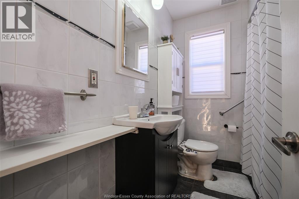 3465 Longfellow, Windsor, ON - Indoor Photo Showing Bathroom