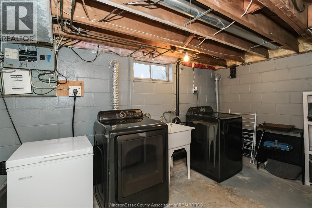 3465 Longfellow, Windsor, ON - Indoor Photo Showing Laundry Room