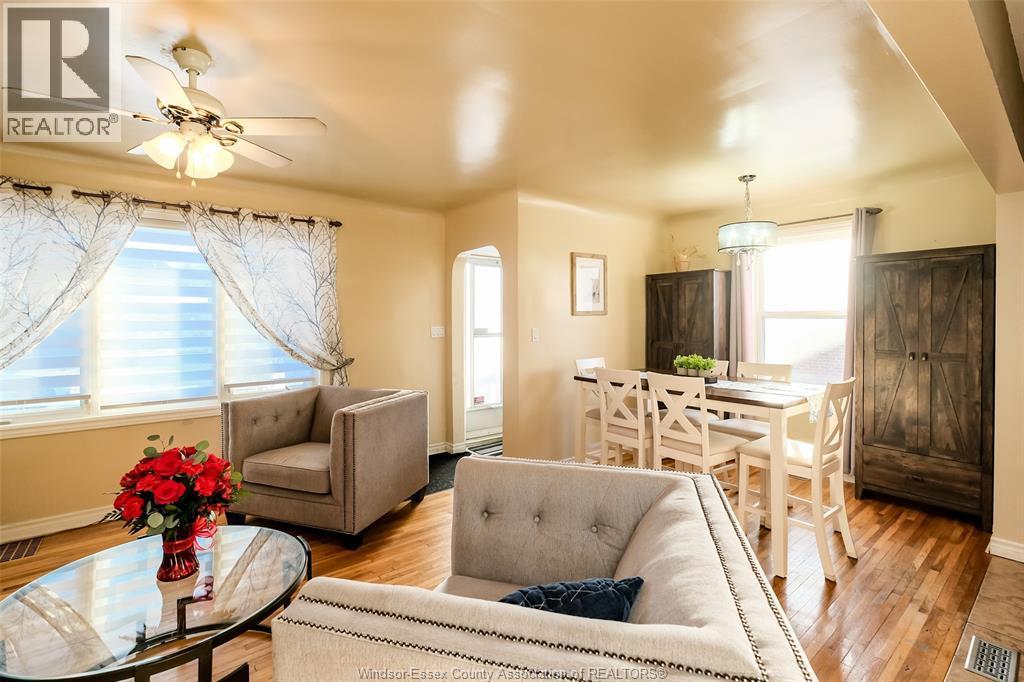 3465 Longfellow, Windsor, ON - Indoor Photo Showing Living Room